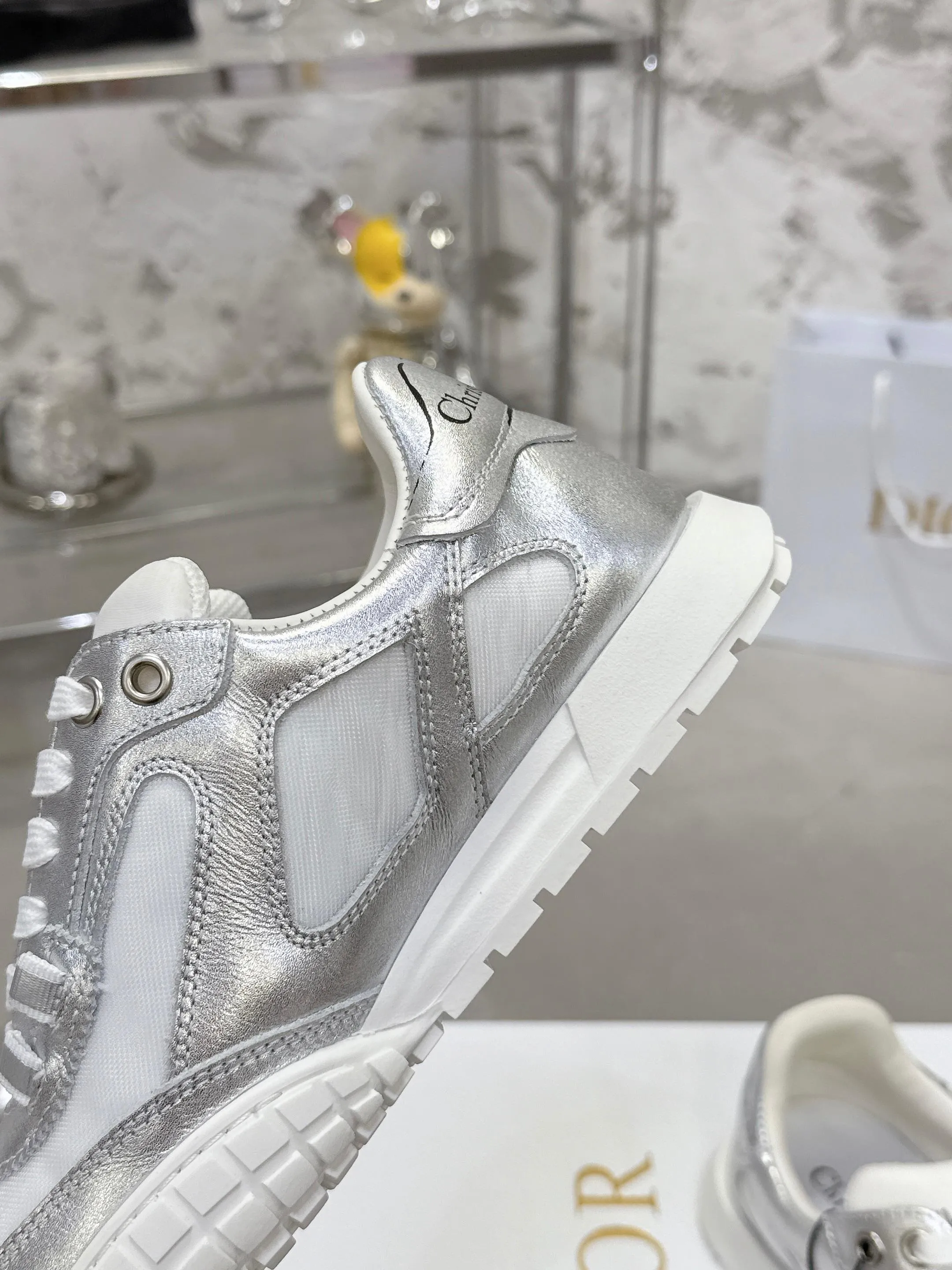 Factory price 640💰 Top version! ! ! Dior Tech sneakers Dior Tech is newly launched, with exquisite color matching and autumn and winter atmosphere. This Dior Tech sneaker is a new product in the 2026 early spring ready-to-wear series. It is equipped with fashionable details and highlights the retro aesthetics. Made of calfskin and suede calfskin upper with transparent mesh side panels and ChristianDior Paris signature on the heel and tongue. A textured, tonal Dior signature sole adds couture style. Upper material: Textile, cowhide split leather, cowhide leather with Christian Dior Paris logo on the heel and tongue Textured Dior logo rubber sole embellished with Christian Dior's lucky star symbol! Size 35-46 (40 for women, 41 for men, 38.45.46, custom made and non-refundable)